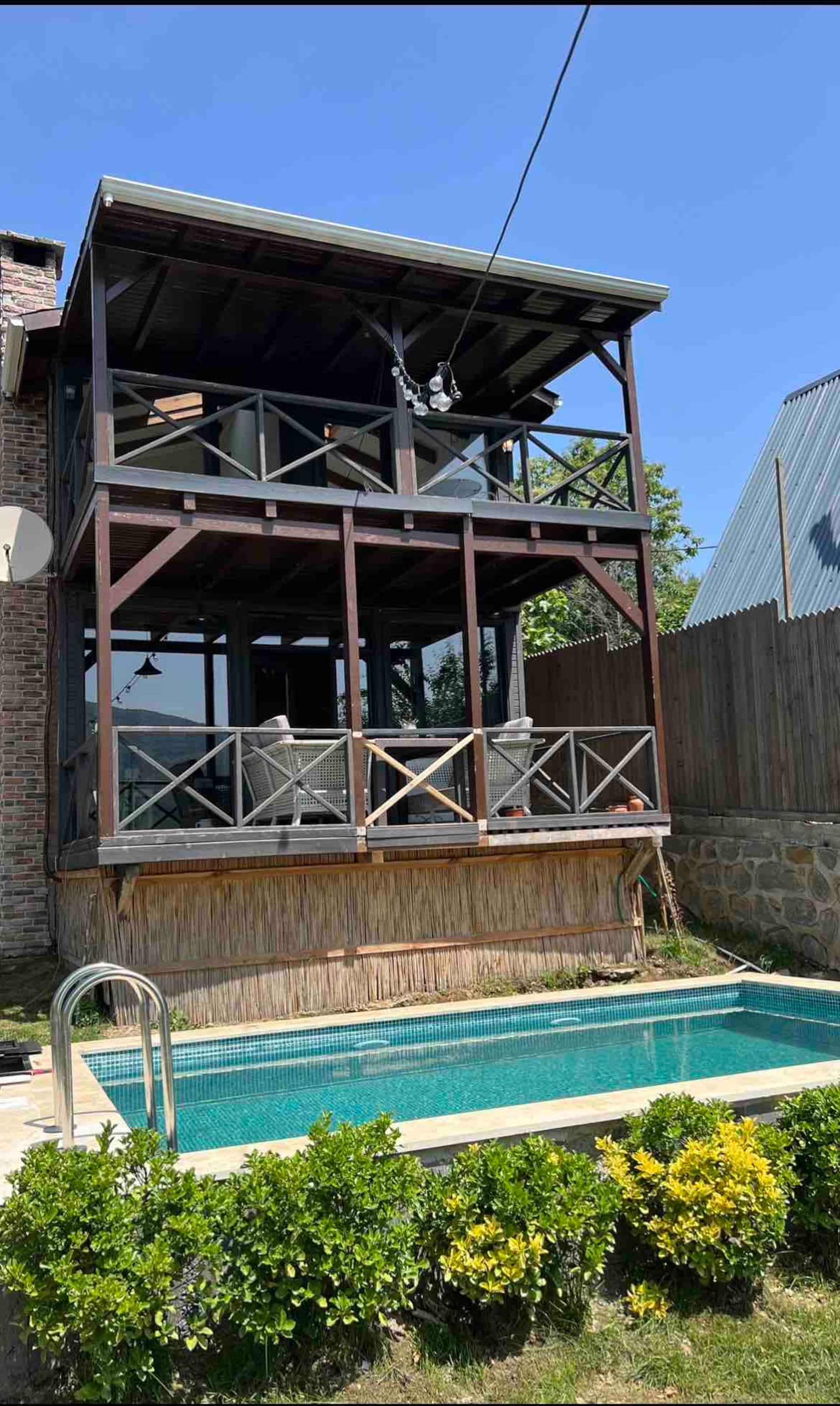 Kozahan dış görünüm — ahşap bungalov ve havuz